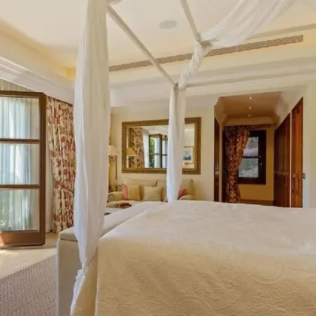 Exquisite Andalusian-style Villa *