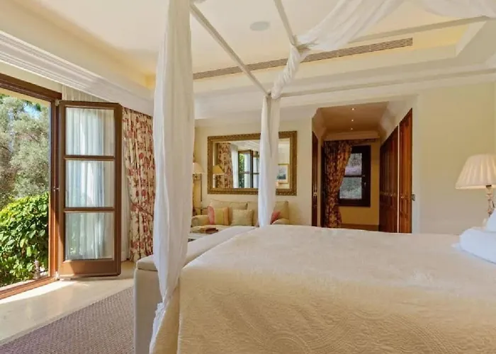Exquisite Andalusian-style Villa *